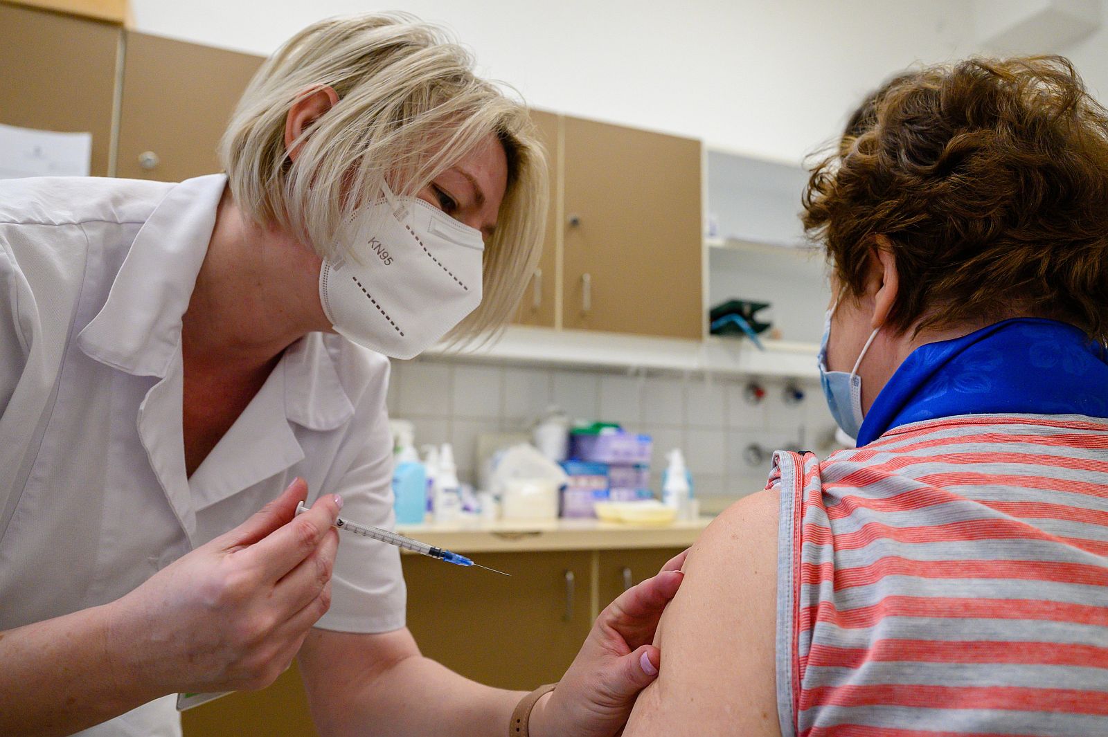 A Pfizer vakcinájával oltották vasárnap az időseket a Szent György Kórházban